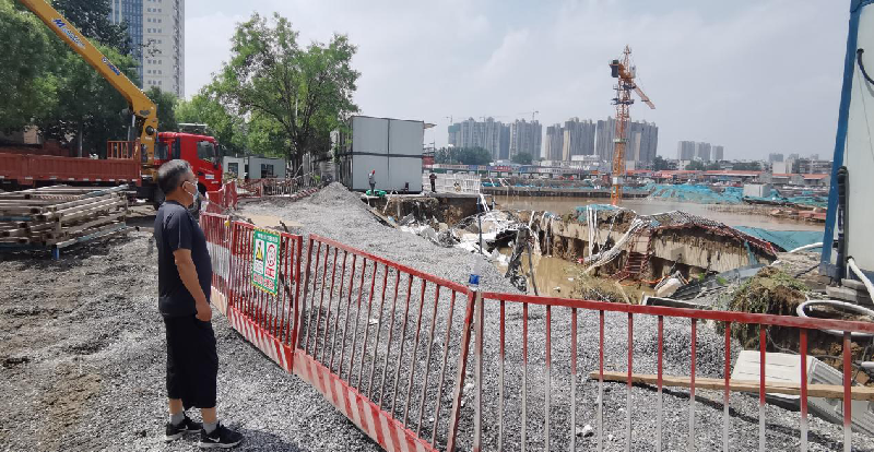 中共鄭州建投管線與戶外聯(lián)合黨支部共產黨員當先鋒 應急搶險保暢通